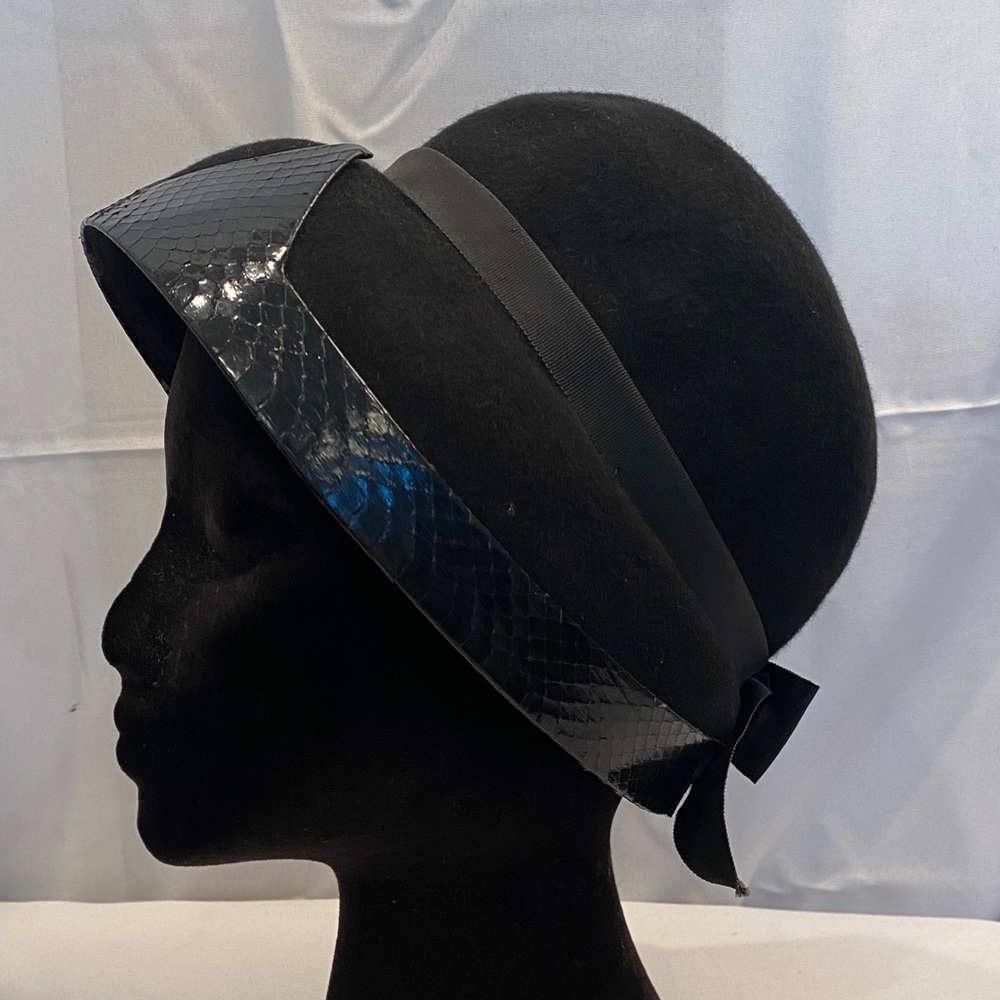 Elegant Vintage 1930s Black Cloche Hat with Snakeskin Leather Trim & Bow Detail